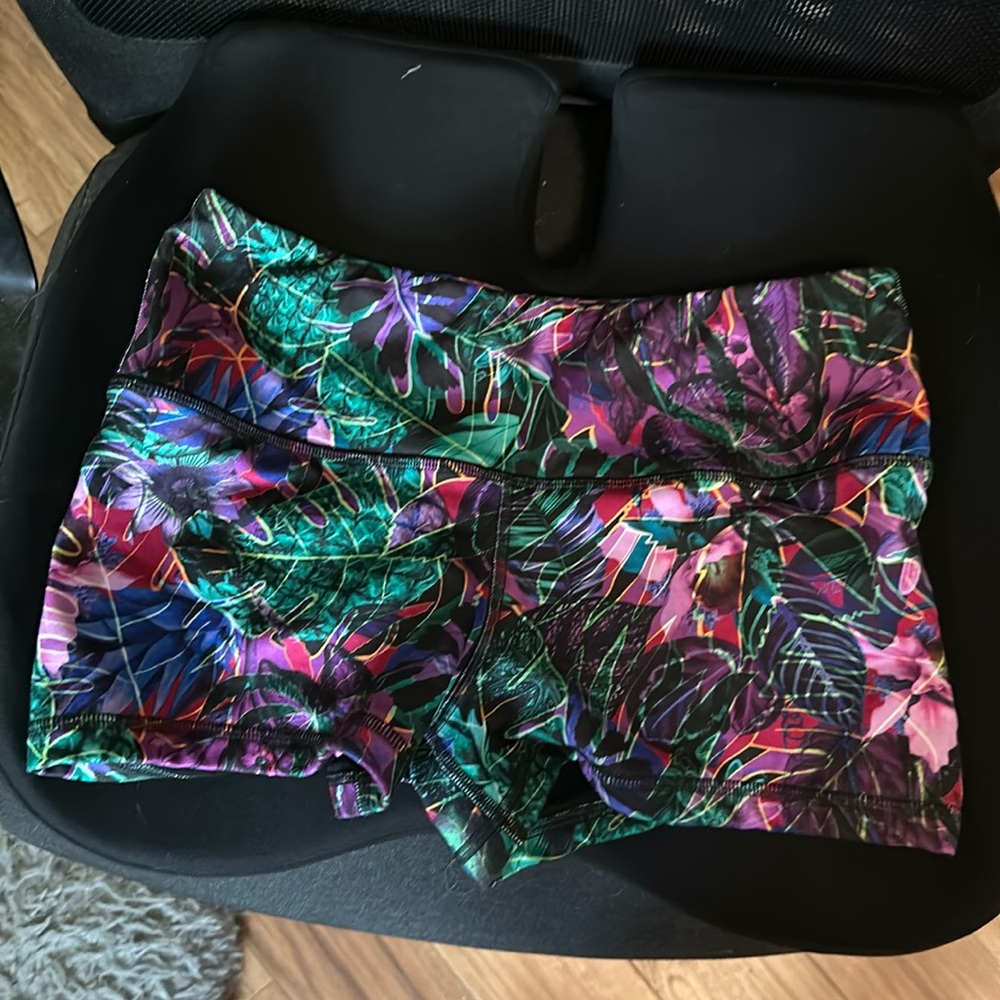 FLEO Jungle print shorts size M
